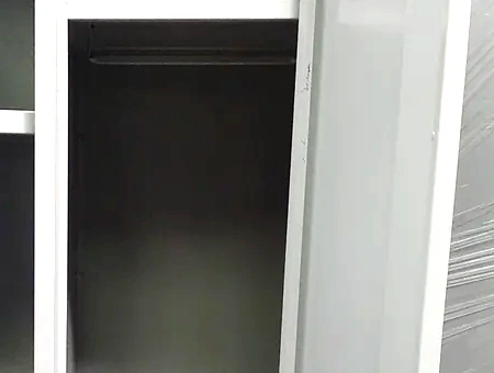 Detalle de barra para colgar dentro de un Roperillo metálico