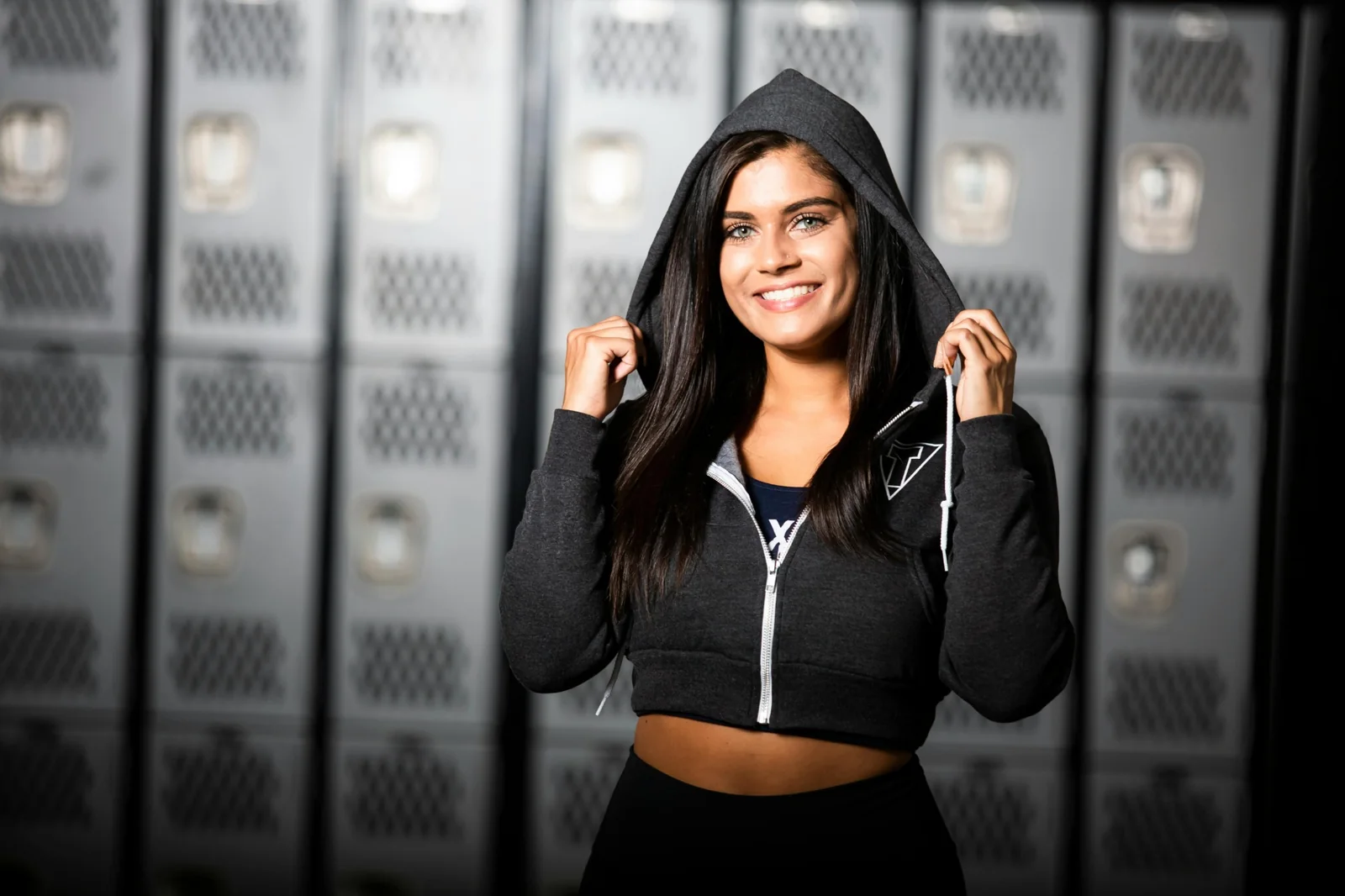 Usuaria en un gimnasio frente a lockers metálicos