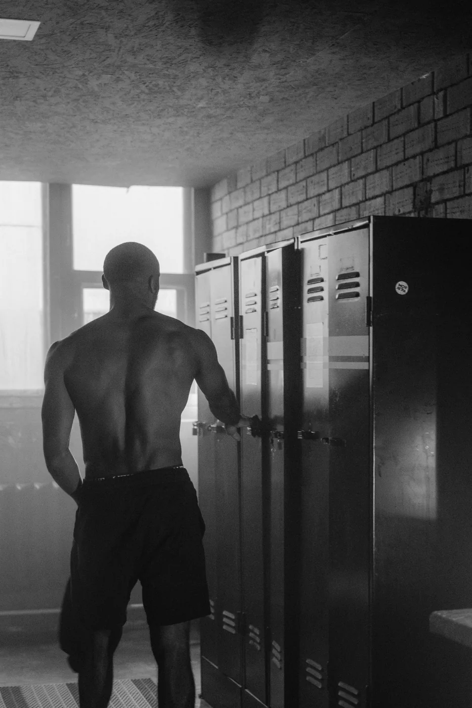 Persona utilizando lockers en un vestuario