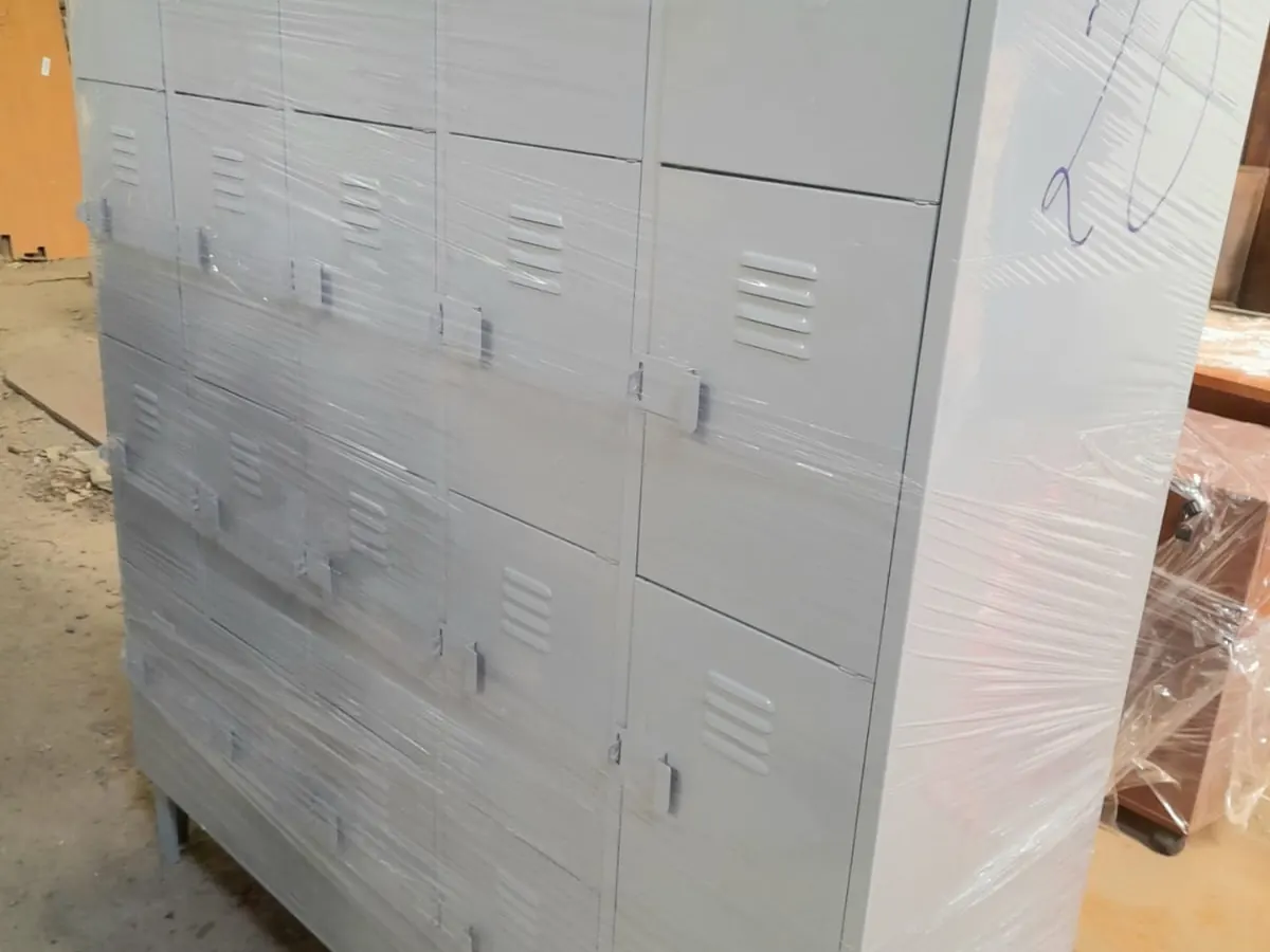 Locker real de 20 puertas