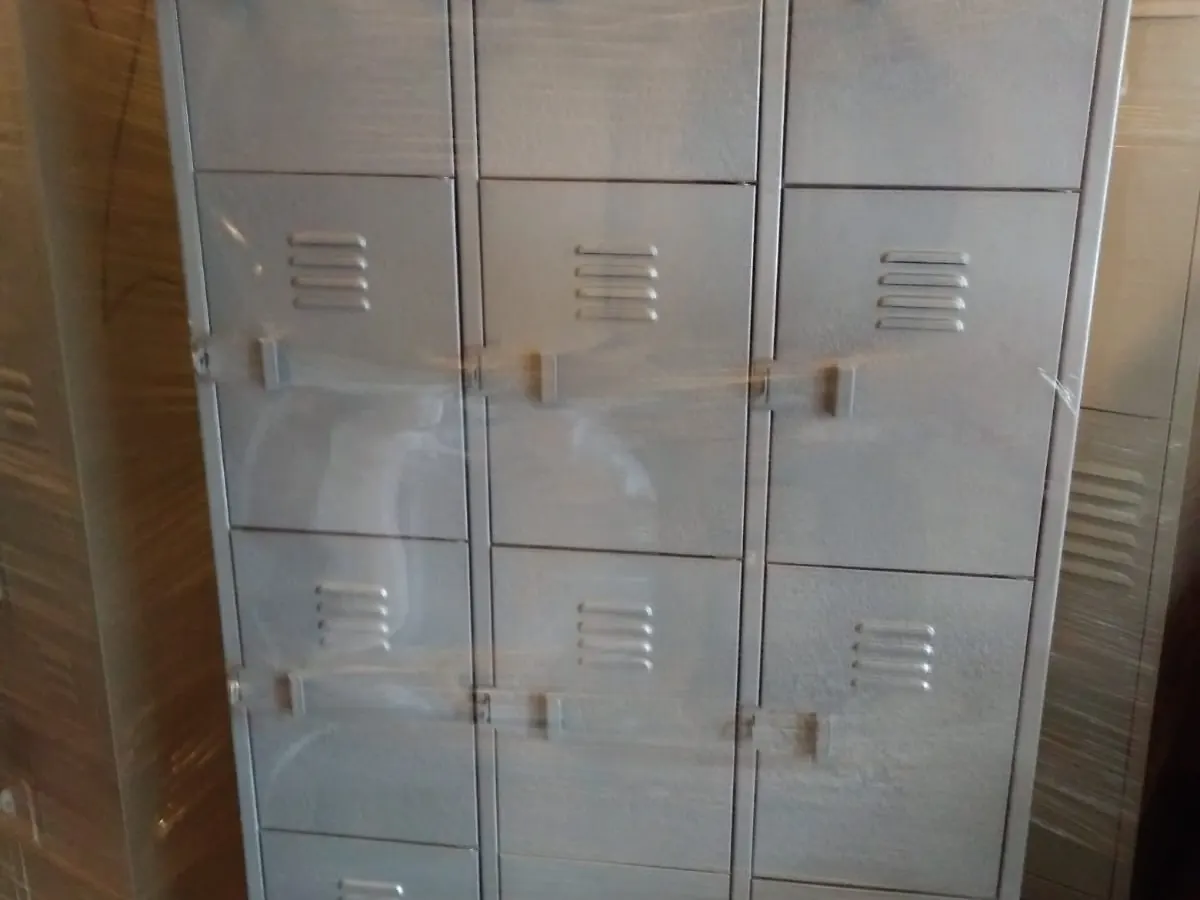 Locker real de 12 puertas