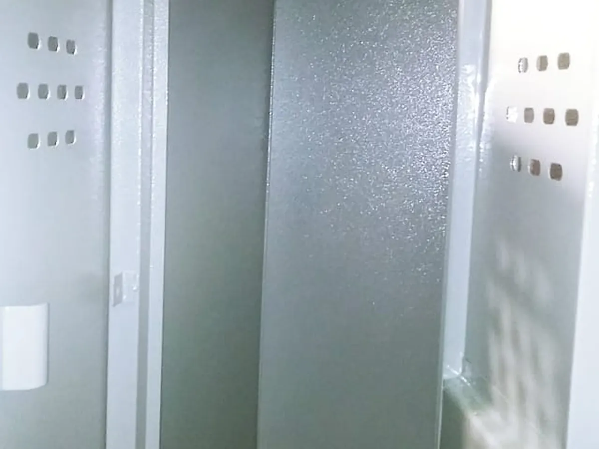 Locker metálico abierto